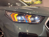 BMWの伝統の丸目4灯ヘッドライトでございます。LEDライトで視認性もよく明るく安全性の向上につながります。
