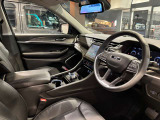 ステアリングを握ればJeepワールドが目の前に広がります。