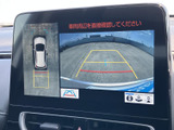 バックモニターで後方の状況を確認できます。狭い場所での駐車や車庫入れが格段に楽になります。安全な運転をサポートする心強い味方です。