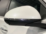 ウィンカー内蔵ドアミラーを開発したのは『メルセデス・ベンツ』です。他車からの視認性が高まり、事故の可能性を低減させています。更に、点灯部分はドライバーの視界に入らないように設計されています。