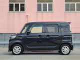 純正アルミで全体的にデザインがまとまっています。車も人も、オシャレはまずは足元からですね。