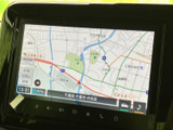 目的地までスムーズに導いてくれるナビゲーションシステム。高精細な地図表示で、運転中の視認性も確保されています。