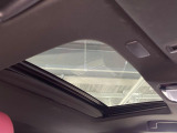 【サンルーフ】開放感たっぷりの希少装備、サンルーフが装着されています!車内に明かりを取り入れたり景色を楽しむ以外にも、車内の空気も簡単に換気できて快適です!