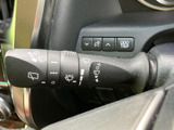 雨天時でもクリアな視界を確保できるワイパーレバー。運転の安全性を高めます。