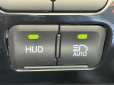 【ヘッドアップディスプレイ(HUD)】フロントウインドウガラスに走行情報を投影します。運転中の目線と重なるように表示されるので、少ない視線移動で速度が確認できるので、 ドライビングに集中できます!