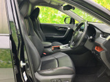 開放感のある室内空間が広がります。運転席からの視界は良好で、運転操作もスムーズ。快適なドライブをサポートする、上質な空間です。