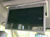 【14型有機ELフリップダウン】三列目からでも迫力のエンタメが観れる大画面フリップダウン。有機ELのモニターでは、一般的なフリップダウンよりも高コントラストでキレイな映像を楽しめます。