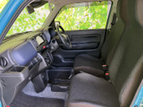 運転席周りはシンプルで操作性に優れています。必要な情報が視認しやすく、安全運転をサポートします。快適な運転空間です。
