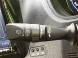 雨天時でもクリアな視界を確保するワイパーレバー。安全運転をサポートする機能です。