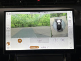 車を真上から見下ろしているような映像を画面に映します。周囲360度の死角をすべて確認できるため、狭い道でのすれ違いやバック駐車も怖くありません。障害物がひと目でわかり、大きな車体でも安全に運転できます