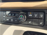 オートエアコンのお車ですので室内の温度をスムーズに調整してくれます♪