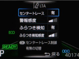 レーンディパーチャーアラートとは車線、又は走路からの逸脱の可能性を警告すると共に、車線、又は走路からの逸脱を避けるためのハンドル操作の一部を支援する機能です。詳細は販売店スタッフまでお尋ね下さい。