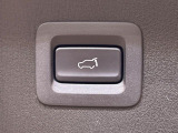 【パワーバックドア】スマートキーや運転席のボタンを押すだけでリアゲートが自動で開閉します!荷物を持っている時や、高い位置にあるバックドアを閉める際に便利な機能です♪