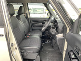 ドライバーシートに座れば、包み込まれるような座り心地。視界も広く、運転に集中できます。快適なドライブをサポートする空間です。