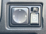 【電動格納ミラー】サイドミラーは電動格納式となっており、狭い駐車場でもキズがつくリスクを抑えられます。