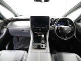 上質で落ち着いた印象のインパネ。視界も広々で運転しやすいです。