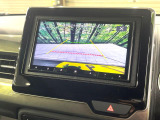 【バックカメラ】駐車時に後方がリアルタイム映像で確認できます。大型商業施設や立体駐車場での駐車時や、夜間のバック時に大活躍!運転スキルに関わらず、今や必須となった装備のひとつです!
