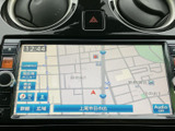 広範囲の地図情報を鮮明に表示。目的地設定も簡単に行え、スムーズなルート案内でお出かけをサポートします。