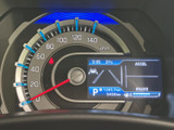 見やすいメーターパネルは、運転に必要な情報を的確にドライバーへ伝えます。デジタル表示で、走行状況を把握しやすい設計です。