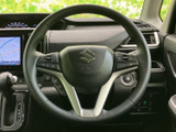 握りやすいステアリングは、運転操作を快適にします。操作性も高く、スムーズなドライビングをサポートします。スポーティーなデザインも魅力です。