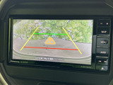 狭い場所での駐車も安心。後方の状況をモニターで確認でき、安全な運転をサポートします。