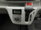 【オートエアコン】一度お好みの温度に設定すれば、車内の温度を検知し風量や温度を自動で調整。暑い&hellip;寒い&hellip;と何度もスイッチ操作をする必要はありません。快適な車内空間には必須の機能ですね