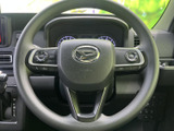 握りやすいステアリングで、快適なドライビングを実現。操作スイッチを配置し、運転中でも直感的に操作できます。運転の楽しさを向上させます。