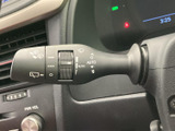 雨天時でもクリアな視界を確保できるワイパーレバー。操作も簡単で、安全な運転をサポートします。