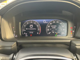 視認性の高いメーターで、運転に必要な情報を的確に把握できます。運転席をスタイリッシュに演出します。
