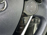 ステアリングスイッチ付き。前方から目を離すことなく操作することが可能です。