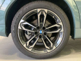 BMWの純正アロイホイールは軽量かつ強度にも優れているホイールで走行性能を引き上げる設計になっております。足元にもBMWは妥協がなくこだわっている個所になります。