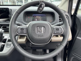 握りやすいステアリングは、運転操作をスムーズに行えます。操作性にも優れ、快適なドライビングをサポート。ドライバーとの一体感を高めます。