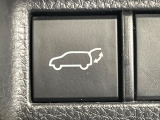 【パワーバックドア】スマートキーや運転席のボタンを押すだけでリアゲートが自動で開閉します!荷物を持っている時や、高い位置にあるバックドアを閉める際に便利な機能です♪