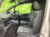 運転席からの視界は広く、運転しやすい環境です。操作性にも優れ、快適なドライブをサポートします。安全装備も充実で安心です。