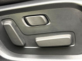【メモリー機能付きパワーシート】ドライバーごとに設定したシート位置を記憶して、ボタン一つで切り替えできる便利な機能!運転する方が複数名いらっしゃるご家庭におすすめです♪