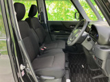 広々とした室内空間で、ゆったりとくつろげます。運転席からの視界も広く、運転操作も快適に行えます。快適なドライブを楽しめます。