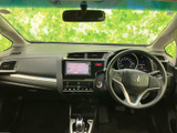 視認性の高いバックモニターで、狭い場所での運転も安心です。周囲の状況を確認しながら、安全な運転をサポートします。