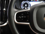 前方車を自動追従するアダプティブクルーズコントロールに加え、ステアリング操舵も行う進化型クルーズ『パイロットアシスト』を搭載。車体を車線内へと適正に維持しつつ先行車を忠実に追従します。