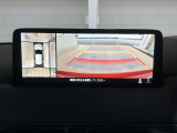 360度ビューカメラを搭載。4方の小型カメラの映像を処理し、車両真上からの映像に変換しています。