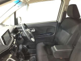 高いホールド性で運転姿勢が安定します。長距離ドライブでも疲れにくいのが魅力です。快適なドライビングライフをお送りください♪