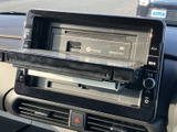 様々な情報を確認できるモニター画面です。CDやDVDの再生も可能ですので、車内での時間を楽しく過ごせます。
