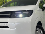 【LEDヘッドライト】悪天候や夜間走行時も良好な視界を確保し安心して運転できる高輝度LEDヘッドライトを装備!点灯速度が早く、消費電力も抑えられています。