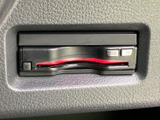 後方の状況を画面で確認できるので、狭い場所での運転や駐車が安心です。安全な運転をサポートし、ドライバーを後押しします。運転に自信が持てます。