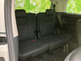 第三列シートも広々とした空間を確保。大人でもゆったりと座れます。多人数乗車時でも快適な移動をサポートします。
