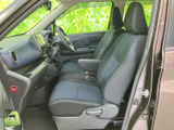 運転席からの視界は良好で、運転操作もスムーズに行えます。日常の使い勝手を考えた、実用的な室内空間です。