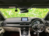 ドライバー席からの眺めは良好。操作しやすい配置で、安全運転をサポートします。広々とした空間も魅力です。