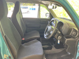 運転席からの視界は広く、運転しやすい環境です。シートの素材感も良く、快適なドライブを楽しめます。収納も充実しています。