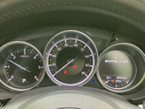 視認性の高いメーターで、運転状況を的確に把握。必要な情報を一目で確認でき、安全運転をサポートします。警告灯なども確認しやすい配置です。