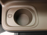 ホットドリンクをちょうどいい温度でキープしてくれる保温機能付きのホッとカップホルダー(前席)。ほっこり快適にドライブをサポート。