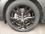 18インチ純正アルミホイールを装備。タイヤサイズは215/55R18となります。